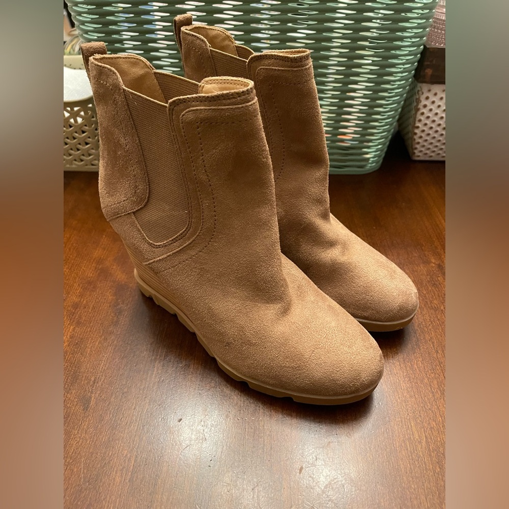 Nine West Women's Wayde 2 Tan suede wedge boots
